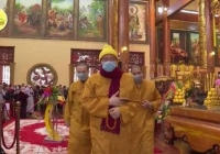 Trụ trì chùa Ba Vàng đeo khẩu trang khi thuyết giảng cho Phật tử