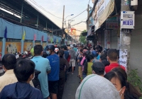 Người Sài Gòn rồng rắn xếp hàng mua khẩu trang tại chợ thuốc tây Quận 10