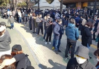 Hàn Quốc: Người dân thành phố Daegu xếp hàng dài chờ mua khẩu trang