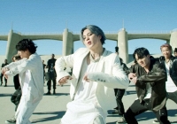 BTS họp báo qua Youtube tránh covid-19, Jin trả lời về kế hoạch nhập ngũ