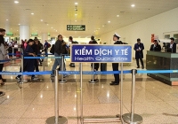 Lực lượng kiểm dịch Hà Nội thức đêm ở sân bay đón người về từ Hàn Quốc để cách ly