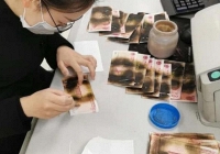 Người phụ nữ cho tiền vào lò vi sóng khử trùng tránh covid-19