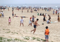Quảng Nam: Hàng nghìn người đi tắm biển bất chấp khuyến cáo không tụ tập đông người