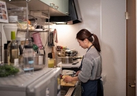 Phụ nữ Hàn áp lực vì công việc nội trợ mùa dịch