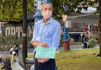 Thầy giáo Tây cầm biển xin hỗ trợ tiền mua đồ ăn ở TPHCM