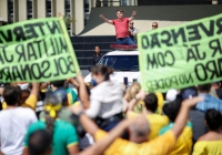Tổng thống Brazil tham gia biểu tình phản đối chỉ thị 'ở nhà' của các bang