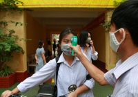 Phó Thủ tướng: Nên bỏ việc bắt học sinh vừa đeo khẩu trang, vừa đeo mũ nhựa chống giọt bắn