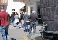 Hãng bia Đức tặng 2.600 lít bia miễn phí do không bán được vì Covid19