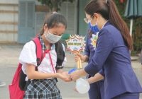 Học sinh phổ thông TP.HCM, Hà Nội đã trở lại trường sau kỳ nghỉ chống dịch