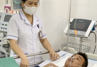 Người đàn ông suýt chết vì ăn cua lạ