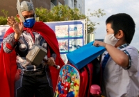 Thầy cô hóa trang thành siêu nhân, công chúa đón các em học sinh đi học trở lại