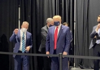 Cuối cùng thì ông Trump cũng chịu đeo khẩu trang