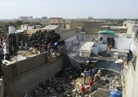 Rơi máy bay Pakistan chở gần 100 người
