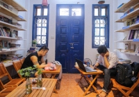 Thư viện miễn phí, khách tự chọn đồ uống và bánh kẹo