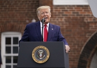 Ông Trump dọa chỉnh đốn hoặc đóng các trang mạng xã hội