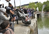 Người biểu tình lật đổ tượng ông trùm buôn nô lệ Edward Colston ở Anh