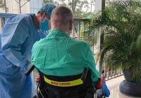 Bệnh nhân phi công người Anh ngồi xe lăn phơi nắng, trạng thái hoàn toàn tỉnh táo