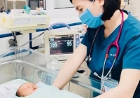 Tình trạng sức khỏe của bé trai 3 ngày tuổi bị bỏ rơi ở hố ga hiện ra sao?