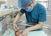 Bé trai bị mẹ bỏ rơi ở hố ga đã tử vong