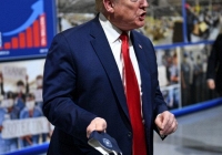 Tống thống Donald Trump thích đeo khẩu trang vì nhìn giống “Kỵ sỹ cô đơn”