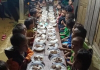 Hình ảnh bữa liên hoan cuối năm bằng mì gói của học sinh khiến nhiều người xót xa