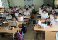 Nên bỏ đi hình thức trao giấy khen để không còn học sinh nào phải bị tổn thương