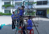 Nhóm học sinh có hoàn cảnh đặc biệt chế tạo thùng rác hình cá để thu gom rác thải nhựa