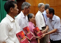 Phát hành cuốn sách 'Bà mẹ Việt Nam Anh hùng tỉnh Thừa Thiên-Huế'