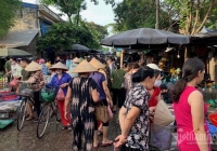 Người dân chen nhau mua thực phẩm tại chợ đầu mối