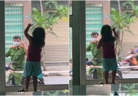 Xúc động với hình ảnh chiến sĩ công an Đà Nẵng chỉ dám chào con qua cửa kính