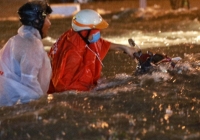 Mưa lớn ở TPHCM gây ngập nặng khiến nhiều xe mắc kẹt xuyên đêm