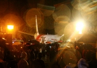 Ấn Độ: Máy bay giải cứu công dân về nước bị trượt khỏi đường băng, gãy làm đôi