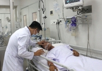 Người đàn ông 'ôm' rắn hổ mang vào viện cấp cứu vì cần tiền đóng học cho con