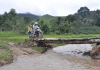 Vượt hàng trăm ki lô mét về trung tâm huyện để rút tiền lương