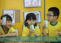 Vinamilk đảm bảo việc uống sữa học đường đầy đủ cho học sinh khi tựu trường