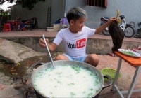 Con trai bà Tân Vlog bị phạt 7,5 triệu đồng vì đăng clip nấu cháo gà nguyên lông