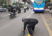 Hình ảnh bác tài hì hục lau vết dầu loang trên phố Hà Nội gây sốt mạng xã hội