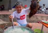 Vụ Hưng Vlog nấu cháo gà nguyên lông: Căn cứ xử phạt đã thỏa đáng?