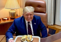 Sự thật về bức ảnh Donald Trump với món ăn 'giống bánh mì Việt Nam' gần 2 triệu likes đang gây bão MXH?