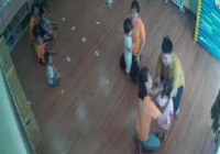 Phụ huynh vào lớp túm tóc và đánh bé 2 tuổi vì tranh đồ chơi của con