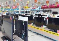 Đại hạ giá cả siêu thị vẫn không có khách mua