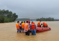 Mưa lũ miền Trung: Một sản phụ bị lũ cuốn trôi, hai mẹ con bị điện giật khi dọn nhà lúc lũ rút