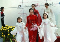 Áo dài Hương Giang nổi bật trong “Sắc Thu Hà Nội”