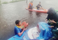 Những hành động ấm tình người giữa cơn bão lũ