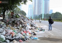 Hà Nội: Rác thải ùn ứ khắp mọi ngóc ngách, chất cao thành đống