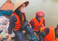 Thủy Tiên quay trở lại cứu trợ đồng bào miền Trung cùng ông xã Công Vinh