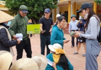 Cán bộ thôn thu lại tiền của ca sĩ Thủy Tiên cứu trợ người dân, lãnh đạo huyện Quảng Trạch nói gì?