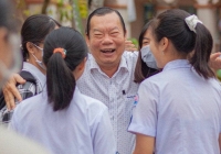 Thầy hiệu trưởng ôm từng học sinh khi nghỉ hưu