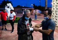 Nước Mỹ bắt đầu mở cửa các điểm bỏ phiếu, người mắc COVID-19 cũng đi bầu