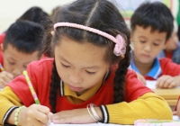 'Chẳng có nơi nào cho phép giáo viên thay hoặc điều chỉnh ngữ liệu khác nhau phù hợp hơn so với SGK'
